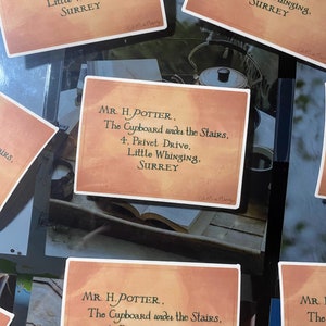 Adesivo de vinil à prova d'água com a letra do armário sob as escadas