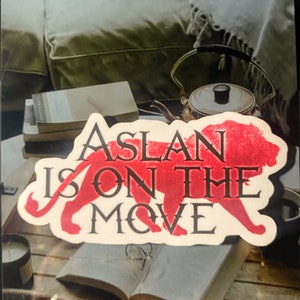 Aslan is on the Move Der Löwe, die Hexe und die Garderobe Chroniken von Narnia Zitat Vinyl wasserfest Aufkleber
