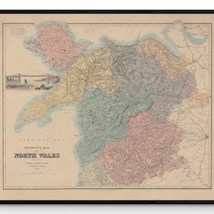 De kaart van Noord-Wales toont Spoorwegen, Tramwegen, Postbuswegen, Turnpike Roads - Antieke Reproductie - gedateerd 1882 - Beschikbaar Ingelijst