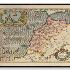 Peut inclure: Carte ancienne encadrée de Fessa & Marocchi Regna, avec une cartographie détaillée et des couleurs vives. La carte comprend des illustrations de navires, d'îles et de texte décoratif, sur fond beige. La carte est encadrée d'un cadre noir.