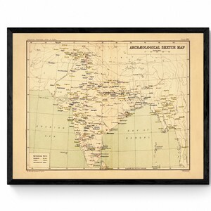 Puede incluir: Un mapa antiguo de la India que muestra sitios arqueológicos. El mapa está impreso en papel color crema con un fondo verde. El mapa está titulado "Archaeological Sketch Map".