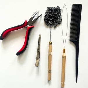 Kit de herramientas para extensiones de cabello con microanillos y nanoperlas: alicates, lazo, gancho, peine, perlas y bolsa.