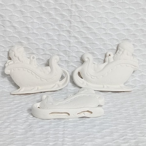 Ornement de Père Noël en traîneau en céramique non peint | 3,75 po. de hauteur | Prêt à peindre le vôtre | Décoration de Noël vintage DIY pour les fêtes de fin d'année | Décoration de Noël