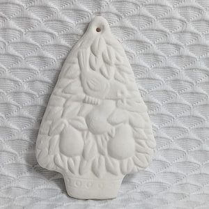 Può includere: Ciondolo per albero di Natale in ceramica bianca con un design a rilievo di uccelli e foglie.