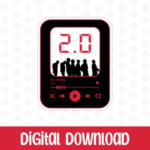 Puede incluir: Una pegatina rectangular con una interfaz de reproductor de música digital en negro y rojo. La pantalla muestra el texto 2.0 en grandes dígitos rojos sobre una silueta de siete figuras. Debajo, aparecen el texto 2.0 - Arirang y BTS con un icono.