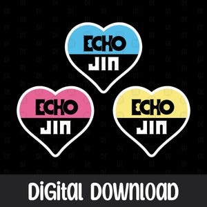 Könnte beinhalten: Drei herzförmige Aufkleber mit dem Text "ECHO JIN" in Schwarz und Weiß. Jedes Herz hat ein anderes Farbschema: Blau und Schwarz, Rosa und Schwarz sowie Gelb und Schwarz. Die Worte "DIGITAL DOWNLOAD" stehen unten.