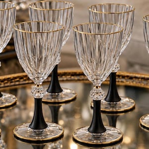 Zwarte wijnglazen set van 4, gouden randglas wijnglas, humeurig interieuraccent, elegant zwart glaswerk, uniek cadeau voor wijnliefhebbers