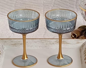 豪華なブルーのアールデコ調クーペグラスセット｜ゴールドリムのヴィンテージスタイルのカクテルグラス｜シャンパンソーサーの結婚祝いギフト