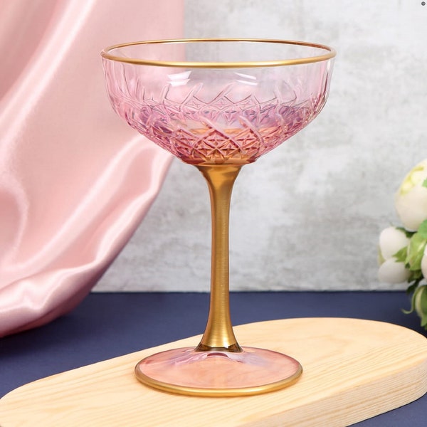 Gekleurde goud omrande vintage stijl cocktailglazen, feestglazen, bruiloftsglazen, champagnecoupes, roze coupeglazen