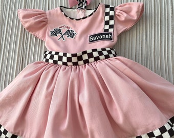 Robe personnalisée de fille de course rose/blanche*Robe de voiture de bébé fille*Robe de 1er anniversaire de course rose pour tout-petit*Costume d’enfant d’Halloween*Cadeau d’anniversaire