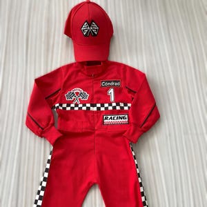 パーソナライズされたレッド レーサー ショートロング ジャンプスーツ 2 つの高速レーサー キッズ スーツ * レーサー オーバーオール * カーコスチューム * 幼児車の誕生日衣装