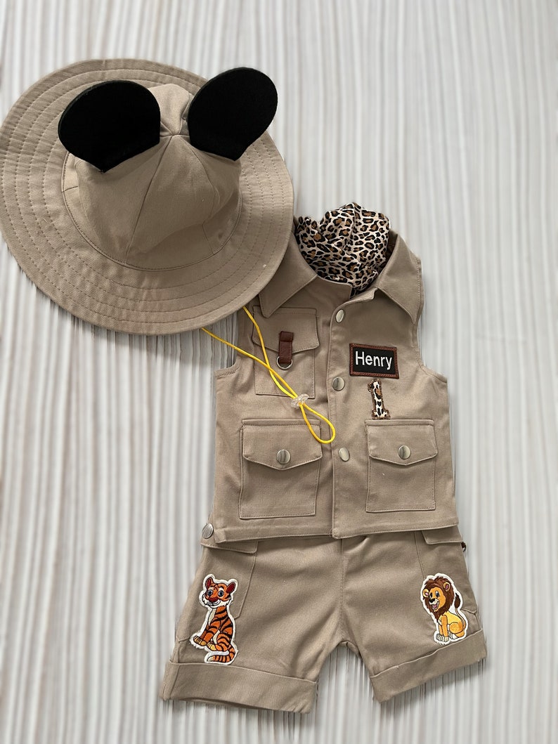 Gepersonaliseerde Mickey Mouse geïnspireerde bruine shorts outfit Safari Adventure kinderkostuum Peuter Safari verjaardagsoutfit 1e babysafaripak afbeelding 3