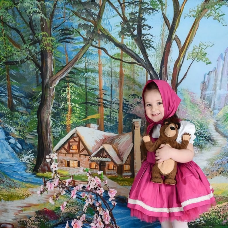 K&ouml;nnte beinhalten: Ein junges M&auml;dchen in einem rosa Kleid und einer roten Kapuze h&auml;lt einen braunen Teddyb&auml;r in einer Waldkulisse. Der Hintergrund zeigt eine gemalte Szene mit einem H&auml;uschen und B&auml;umen.