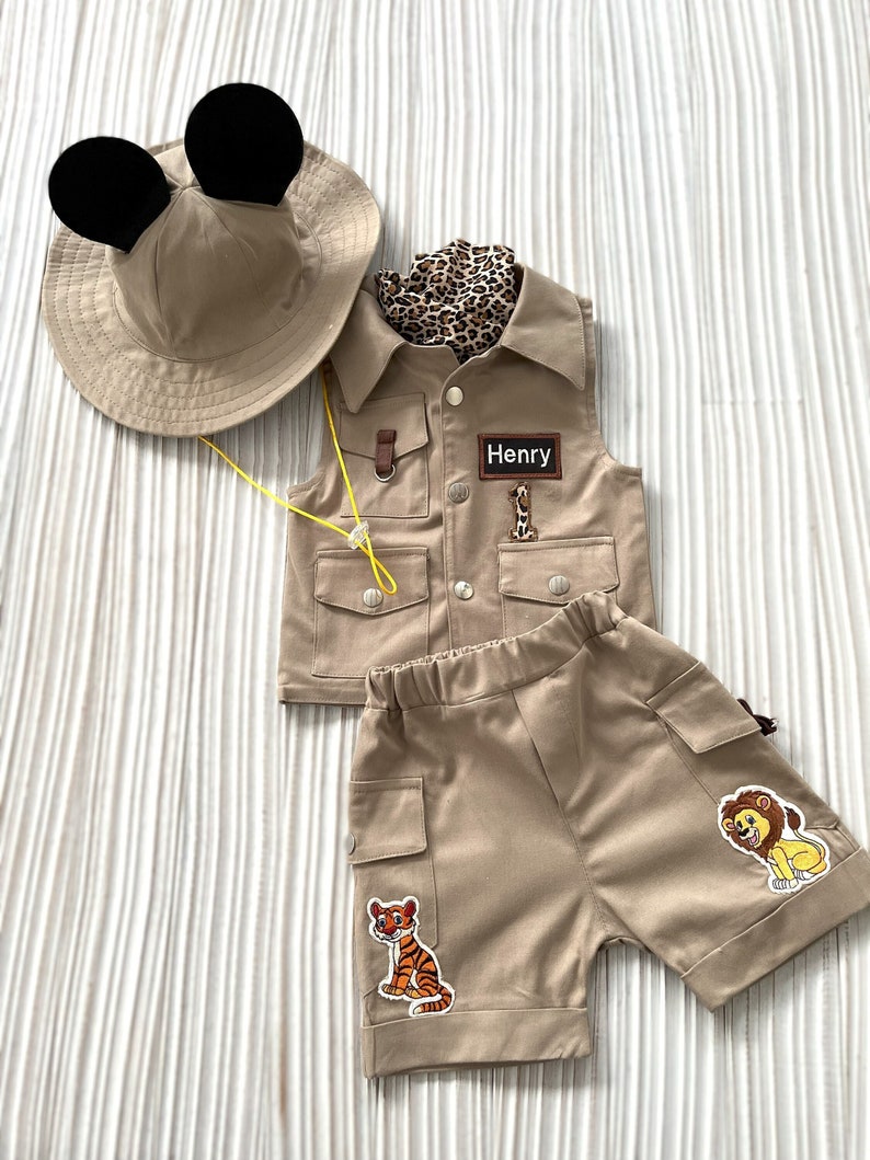 Gepersonaliseerde Mickey Mouse geïnspireerde bruine shorts outfit Safari Adventure kinderkostuum Peuter Safari verjaardagsoutfit 1e babysafaripak afbeelding 1