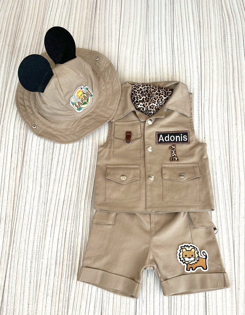 Gepersonaliseerde Mickey Mouse geïnspireerde bruine shorts outfit Safari Adventure kinderkostuum Peuter Safari verjaardagsoutfit 1e babysafaripak afbeelding 2