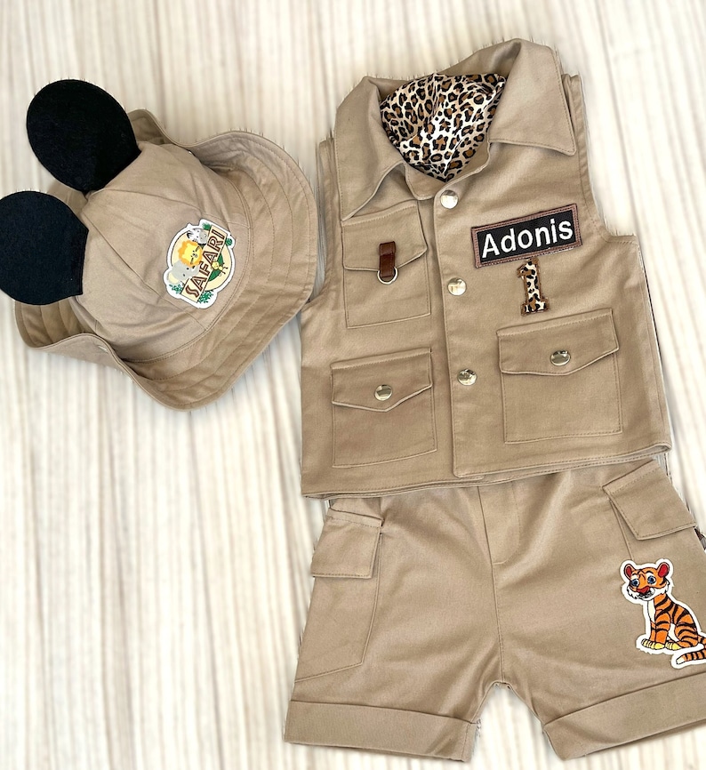 Gepersonaliseerde Mickey Mouse geïnspireerde bruine shorts outfit Safari Adventure kinderkostuum Peuter Safari verjaardagsoutfit 1e babysafaripak afbeelding 4