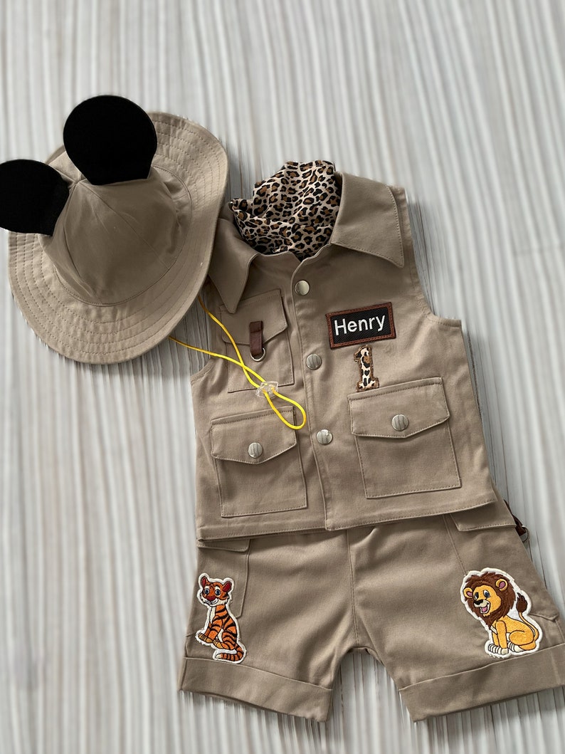 Gepersonaliseerde Mickey Mouse geïnspireerde bruine shorts outfit Safari Adventure kinderkostuum Peuter Safari verjaardagsoutfit 1e babysafaripak afbeelding 6