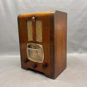 LR047 1938 Emerson Radio Model 156. Ingraham Cabinet. Mid Century Radio. FREE Shipping. Antique Radio. Vintage Radio. Mid Century Radio. image 3