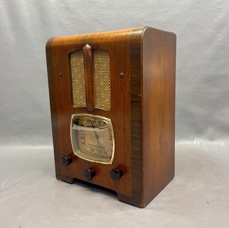 LR047 1938 Emerson Radio Model 156. Ingraham Cabinet. Mid Century Radio. FREE Shipping. Antique Radio. Vintage Radio. Mid Century Radio. image 3
