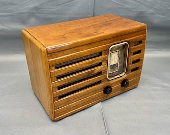 LR017 1942 RCA "Mascot" Radio.  Mid Century Radio.  FREE Shipping.  Antique Radio. Vintage Radio. Mid Century Radio.