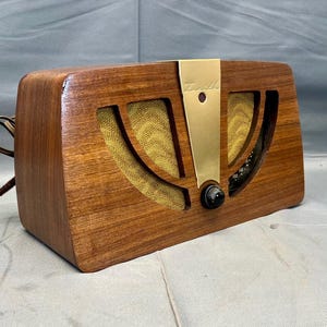 LR030 1946 Zenith Radio Model 6D030.  Restored & Working!  FREE Shipping! Vintage Radio Mid Century Radio Tube Radio
