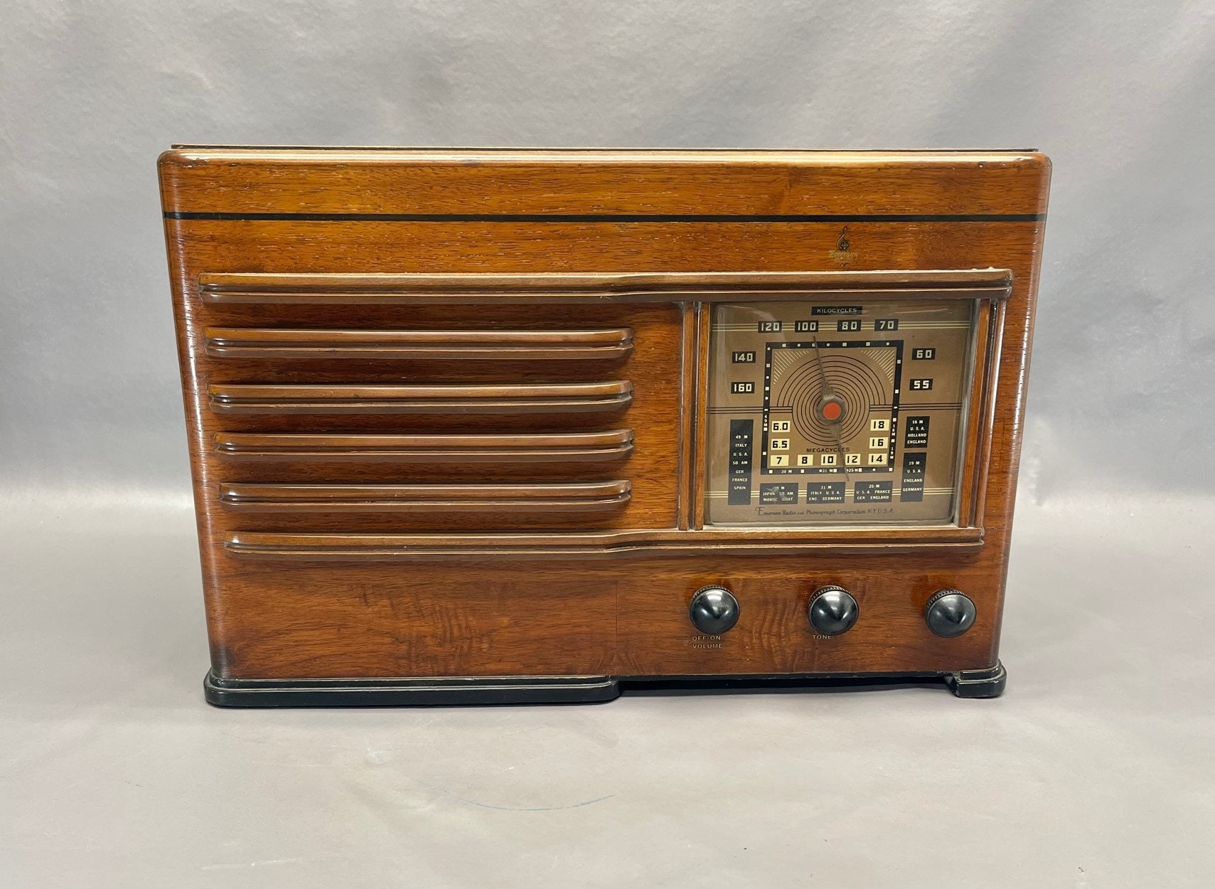 1940 Emerson Radio Model DP332. Ingraham Restored and Working