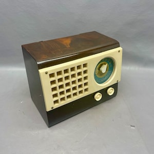 LR038 1946 Emerson Catalin Radio Model 520. Absolutely beautiful! Restored & Working. FREE Shipping! Vintage Radio Mid Century Radio