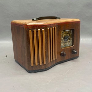 LR046 1940 Emerson Radio Model CV-295.  Mid Century Radio.  FREE Shipping.  Antique Radio. Vintage Radio. Mid Century Radio.