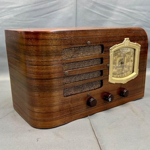 LR034 1938 Detrola Radio Model 134B.  Restored and Working.  FREE Shipping.  Antique Radio. Vintage Radio. Mid Century Radio.