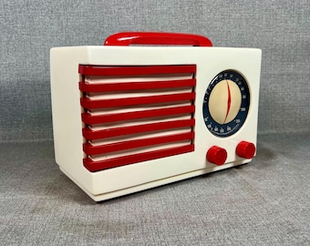 1940 Emerson Patriot Catalin Radio Model 400. Restored and Working. Mid Century Radio.  FREE Shipping. Antique Radio. Vintage Radio.