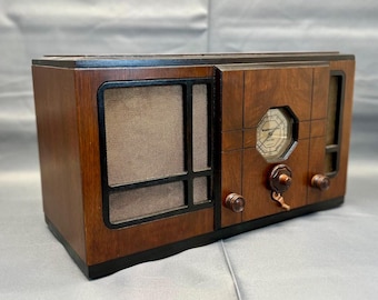 LR063 1936 Stromberg Carlson Radio Model 61-H. Restored and working.  FREE Shipping!  Antique Radio. Vintage Radio. Mid Century Radio.