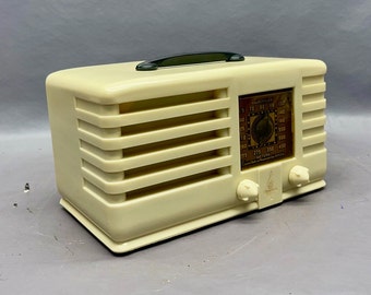 LR028 1940 Emerson Radio Model EP-381. Restored and Working! FREE Shipping!  Mid Century Radio Antique Radio