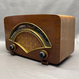 1946 Zenith Radio Model 8H034. AM & FM Bands. Mid Century