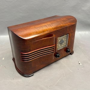 LR057 1940 Emerson Radio Model EP367 .  Restored and Working. FREE Shipping.  Antique Radio. Vintage Radio. Mid Century Radio.