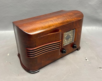 LR057 1940 Emerson Radio Model EP367 .  Restored and Working. FREE Shipping.  Antique Radio. Vintage Radio. Mid Century Radio.