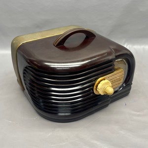 LR012 Iconic 1938 Zenith Bakelite Case Radio Model 6D315. Restored and Working.  FREE Shipping! Vintage Radio Mid Century Radio Tube Radio