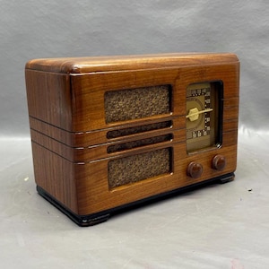 LR033 1940 Mantola Radio Model R-150. Restored and Working!  FREE Shipping!