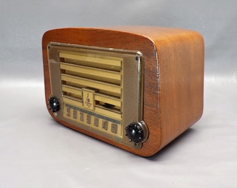 LR049 1946 Emerson Radio Model 578A.  Mid Century Radio.  FREE Shipping.  Antique Radio. Vintage Radio. Mid Century Radio.