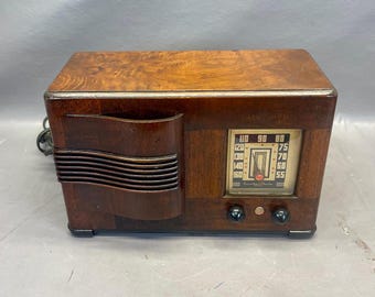 LR040 1940 Emerson Radio Model DR1-343. Ingraham Cabinet.  Mid Century Radio.  FREE Shipping.  Antique Radio. Vintage Radio.