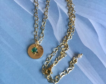 Necklace with green crystal pearl pendant and round gold-plated charm, choker necklace for women, girls, friends, sisters, mothers