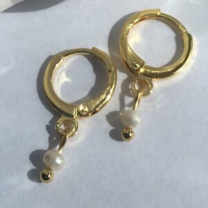 18k gold plated hoop earrings with pretty little freshwater pearl: minimalist gift for women, girls and friends