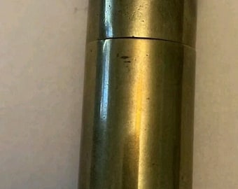 Peut inclure: Un outil vintage en laiton et argenté avec une pointe pointue et un corps cylindrique. L'outil a une bande décorative autour du haut et du bas.