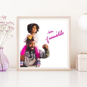 Peut inclure: Un père et sa fille sourient et regardent la caméra. La fille est assise sur les épaules de son père. Le texte "en famille" est écrit en rose sur un fond blanc.