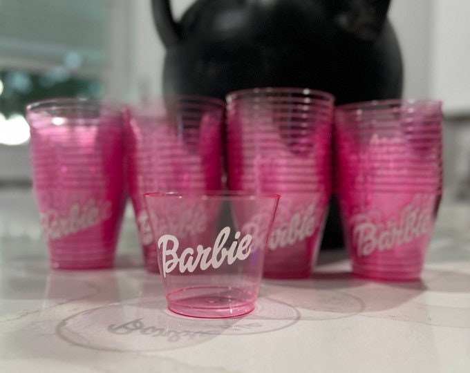 Lot de 16 fournitures de fête d'anniversaire « Barbie Sirène » : assiettes,  serviettes, tasses, nappe, bannière, sac en papier kraft et ballons.