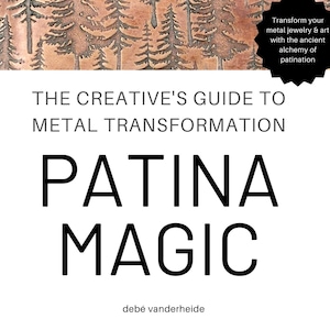 Puede incluir: Una portada de libro con un fondo de color cobre que presenta un patrón de árboles en relieve. El título es "The Creative's Guide to Metal Transformation: Patina Magic" de debé vanderheide.