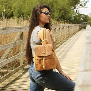Idées de cadeaux de Noël, sac à dos en cuir végétalien brun liège, sac à dos végétalien Royaume-Uni, sacs en liège Royaume-Uni, sac à dos de voyage multi-zip, cadeau végétalien