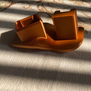 Side view of angled build plate drain hanger for Elegoo Mars resin 3D printer, 3D printed holder designed to tilt the build plate so excess resin drains back into the vat after printing, compatible with Elegoo Mars, Mars Pro and Mars 3