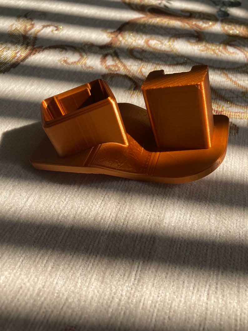 Side view of angled build plate drain hanger for Elegoo Mars resin 3D printer, 3D printed holder designed to tilt the build plate so excess resin drains back into the vat after printing, compatible with Elegoo Mars, Mars Pro and Mars 3