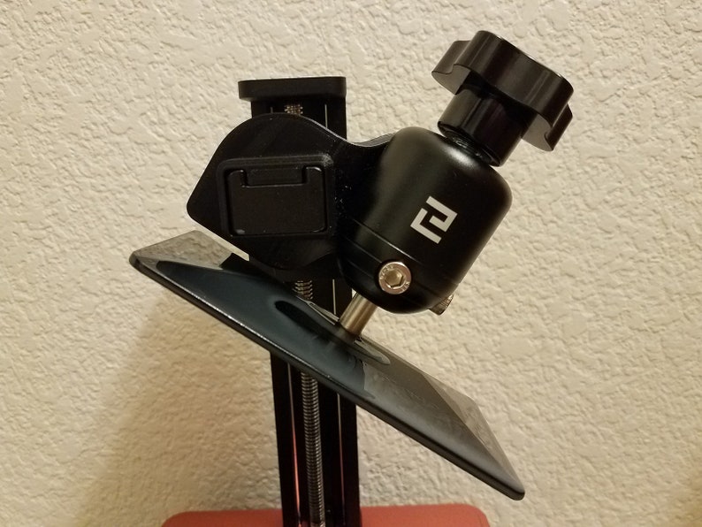 Elegoo Mars build plate drain hanger installed on resin 3D printer, angled holder for draining resin from build plate into vat after printing, accessory for Elegoo Mars, Mars Pro and Mars 3 SLA printers, 3D printed resin drip holder tool for cleaner post-processing