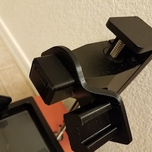 Angled drain hanger holding Elegoo Mars build plate above the resin vat, allowing excess resin to drip back into the tank after 3D printing, practical accessory for Elegoo Mars, Mars Pro and Mars 3 resin printers